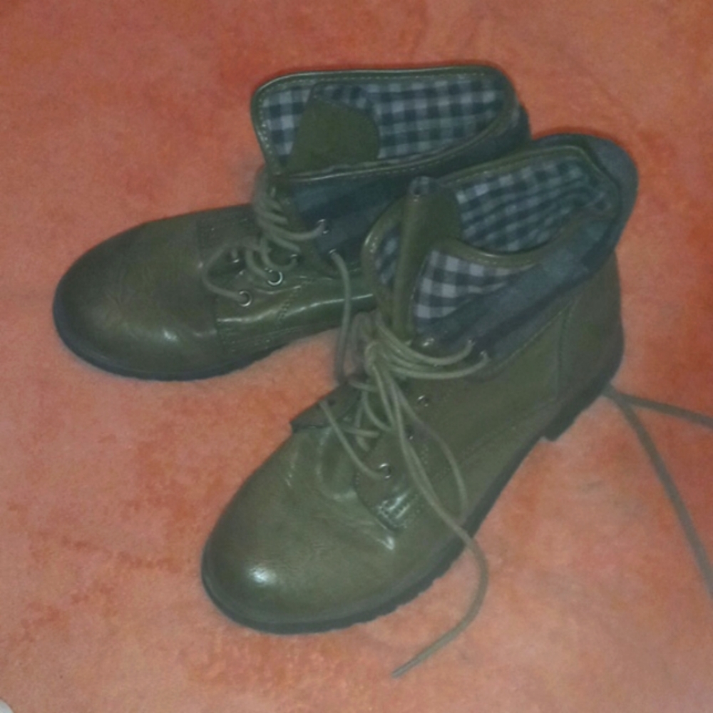 8.5 size Rock & Candy navy green boots